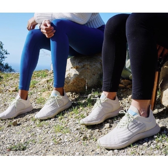 SAYSH ONE Women’s Sneaker Silver and White jacquard Sneakers size 7.5 NEW - Picture 2 of 16